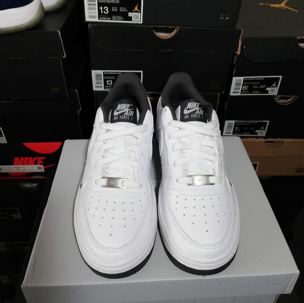 NIKE AIR FORCE1 "WHITTE-CARBON BLACK-GREY WOMEN'S US SIZE 7.5 BRAND NEW IN BOX - Picture 9 of 12